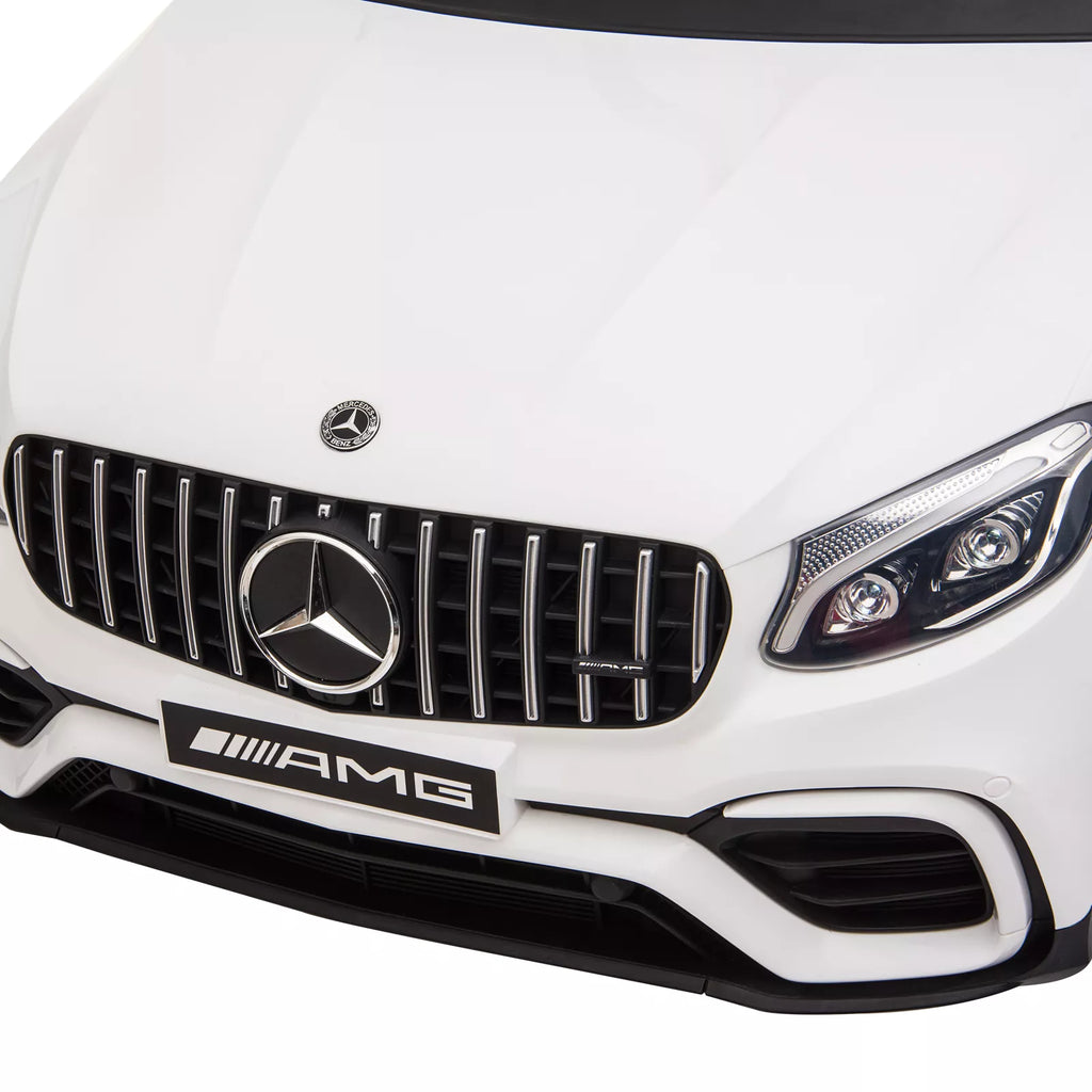 Balto elektromobilio priekis su Mercedes-AMG emblema iš arti