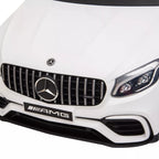 Balto elektromobilio priekis su Mercedes-AMG emblema iš arti