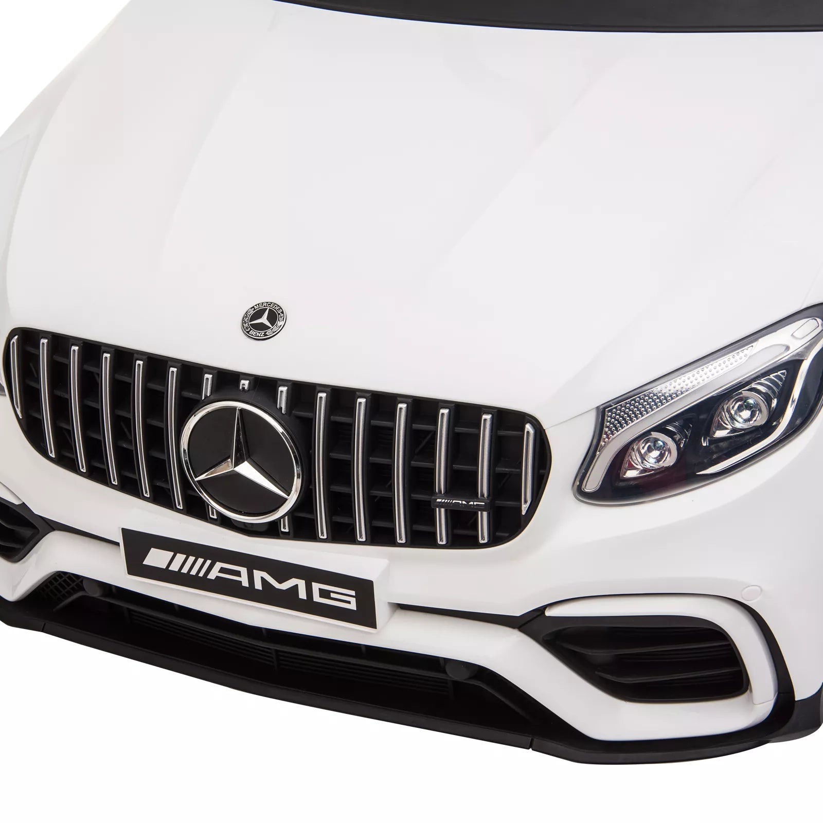 Balto elektromobilio priekis su Mercedes-AMG emblema iš arti