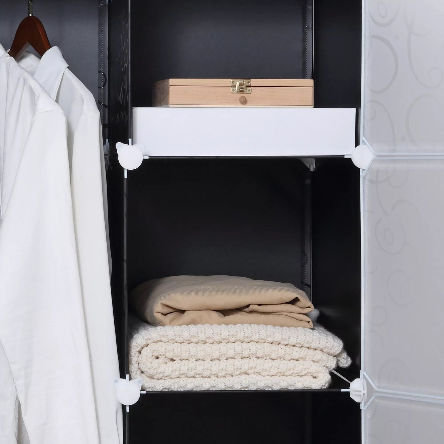 Drabužių spinta su kubo dizainu, 2 dideli ir 9 maži skyriai, plastikas, metalas, 111I x 47P x 183A cm, juoda+balta