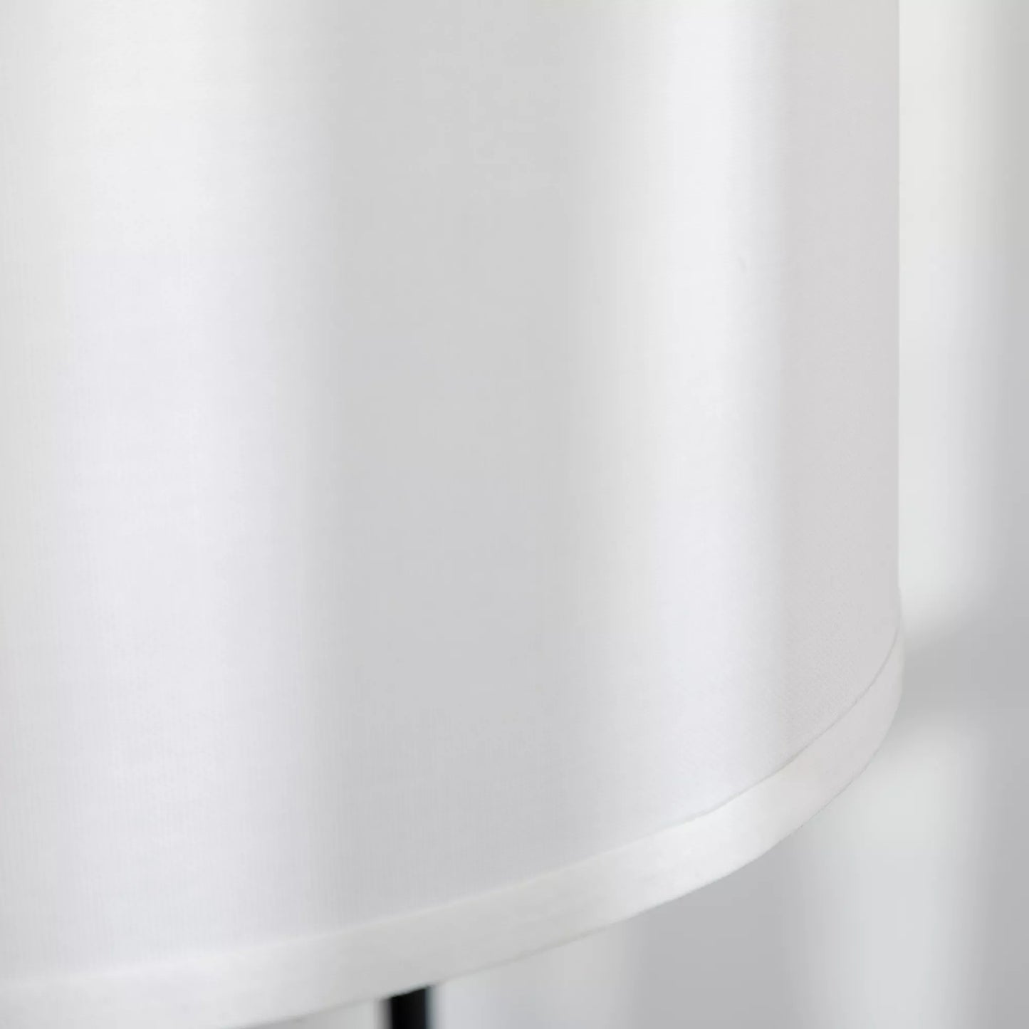 Pastatomas šviestuvas su kojiniu jungikliu, grindininė lempa su audinio gaubtu, plienas, baltas.