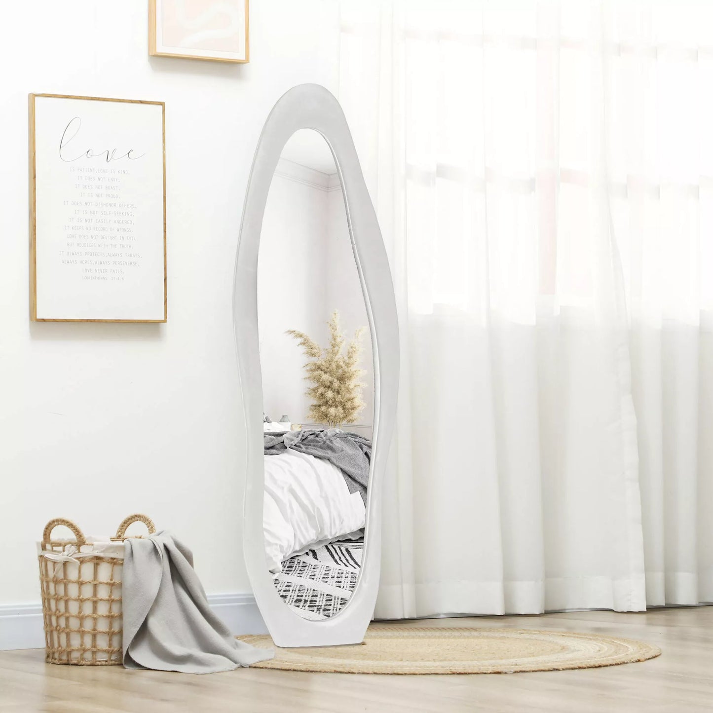 Viso kūno veidrodis, banguotos formos, 160 x 50 cm, laisvai pastatomas, aksominio stiliaus rėmo apdaila, tinka miegamajam, svetainei, baltas