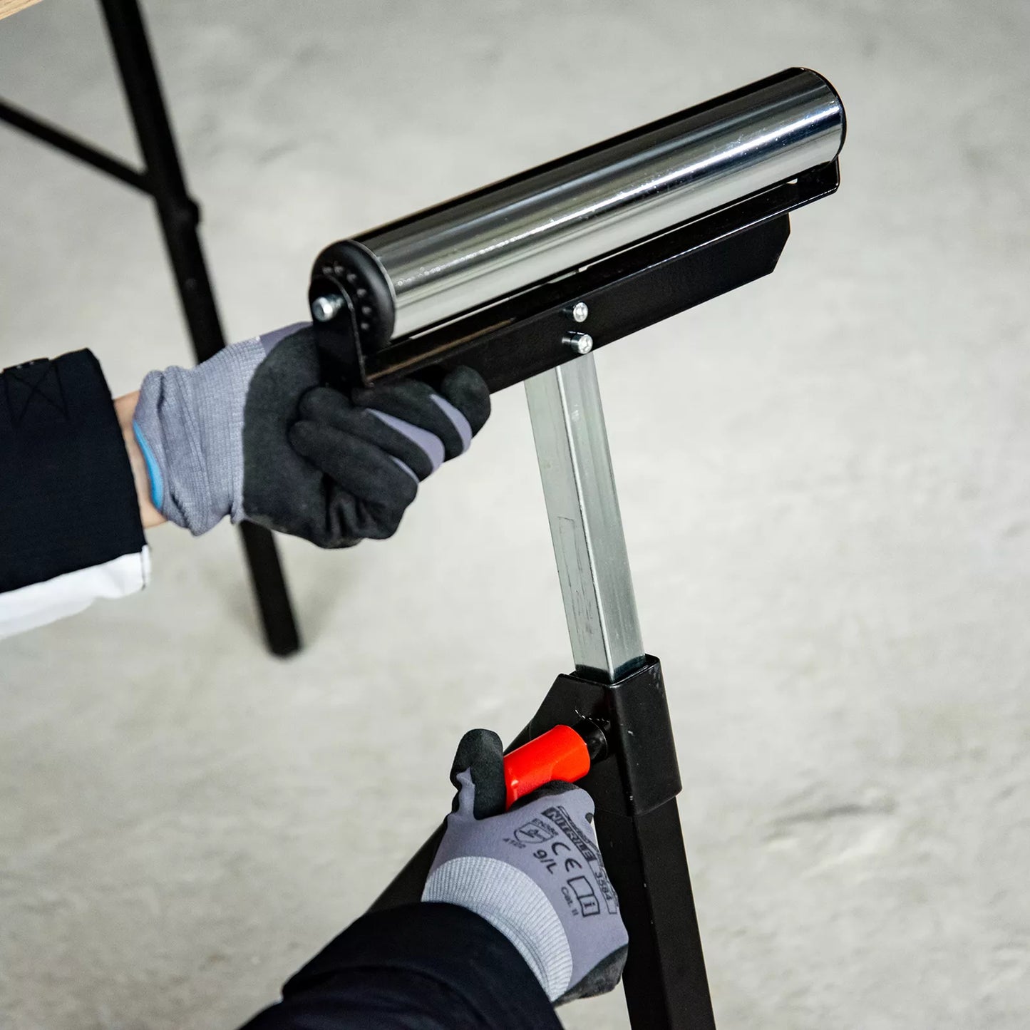 Ritininis stovas, ritininė atrama, aukštyje reguliuojamas darbo stovas, ritininis stendas, pagalbinis stovas, atraminis stovas, iki 90 kg, metalas, juoda spalva, 44 x 50 x 68-110 cm