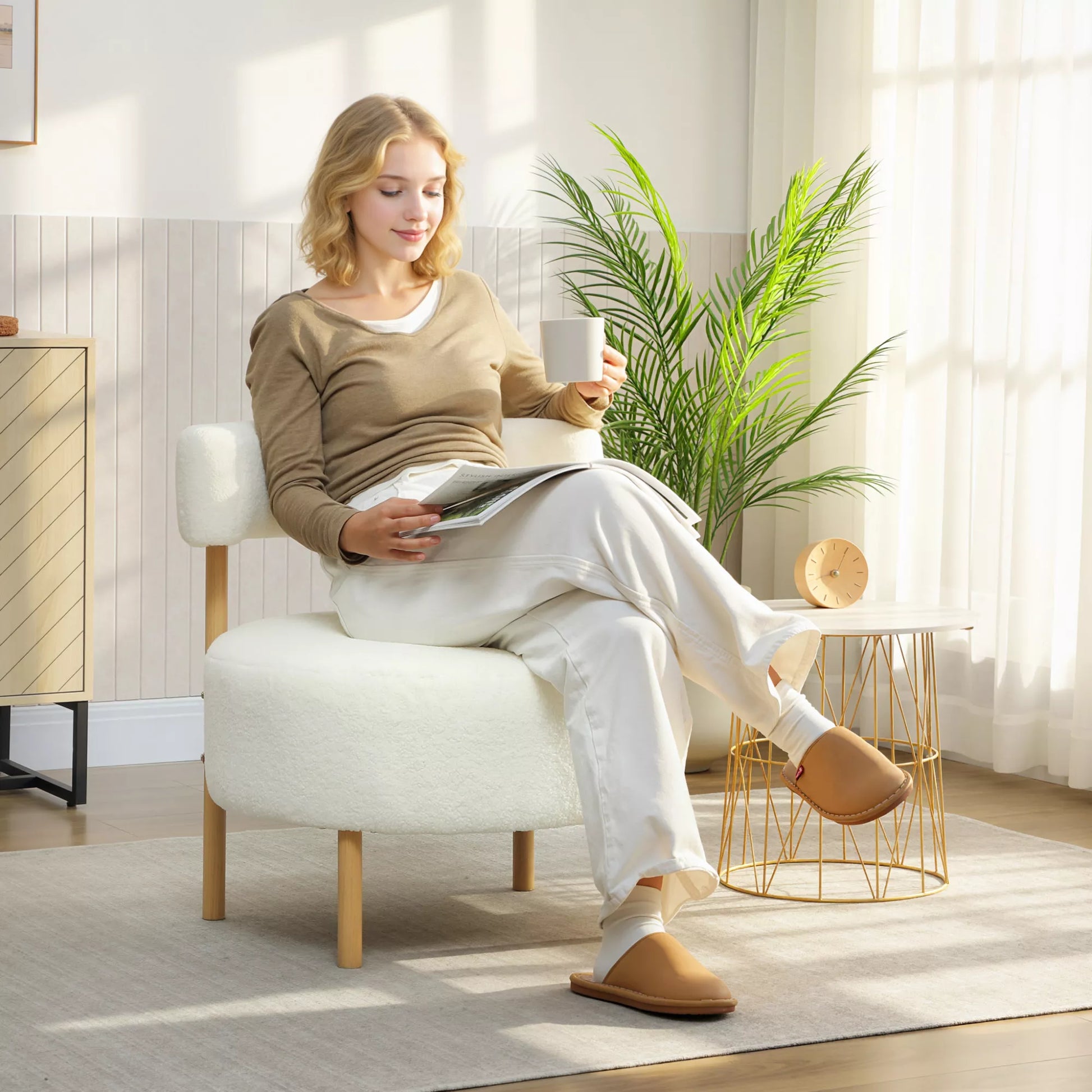 Krėslas poilsiui su Sherpa vilnos audiniu, metalinėmis kojelėmis medžio išvaizda, apmuštas krėslas 67 x 67 x 71 cm kreminės baltos spalvos