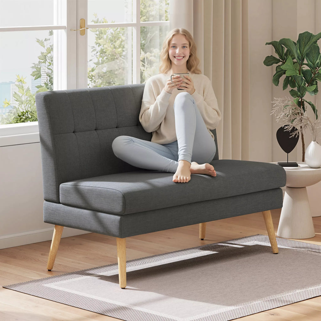 2 vietų sofa, su dygsniuota atlošu, medinėmis kojelėmis,  storu paminkštinimu, linine išvaizda,  mažoms erdvėms, pilkos spalvos