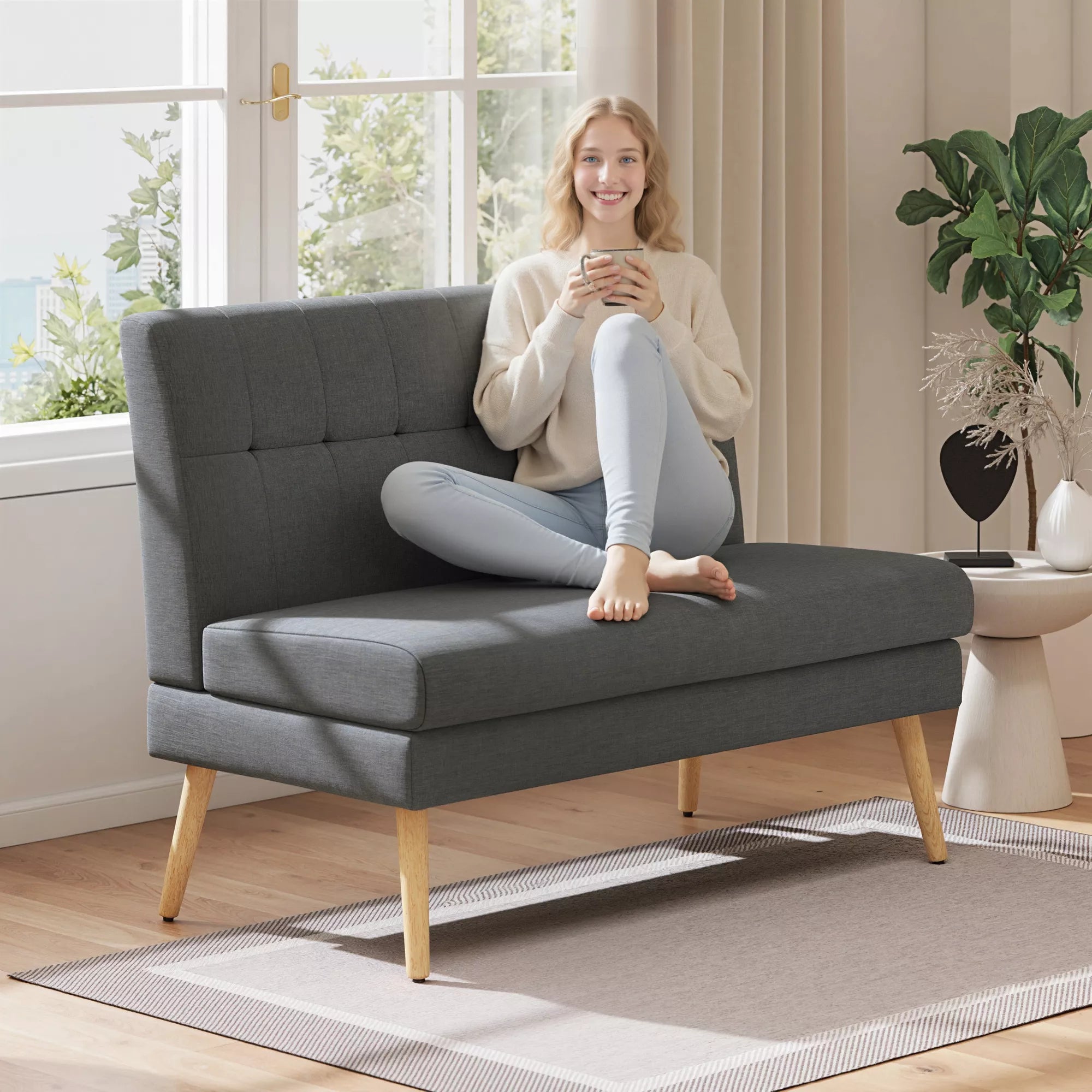 2 vietų sofa, su dygsniuota atlošu, medinėmis kojelėmis,  storu paminkštinimu, linine išvaizda,  mažoms erdvėms, pilkos spalvos