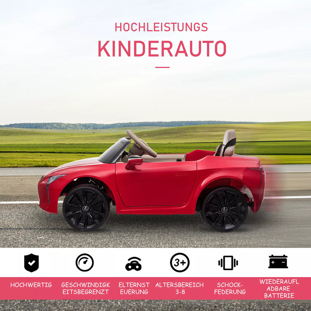 Automobilis rieda asfaltuotu keliu pro žalius laukus