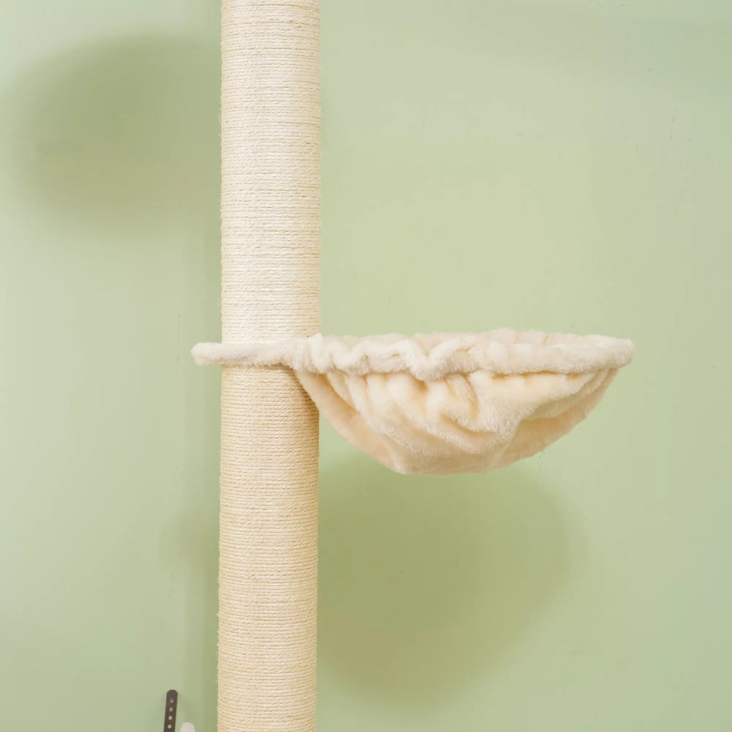 Lubas siekiantis draskyklių medis, apsauga nuo apsivertimo, stulpeliai su sizalio virve, medžio kompozito medžiaga, ąžuolas + kreminė balta