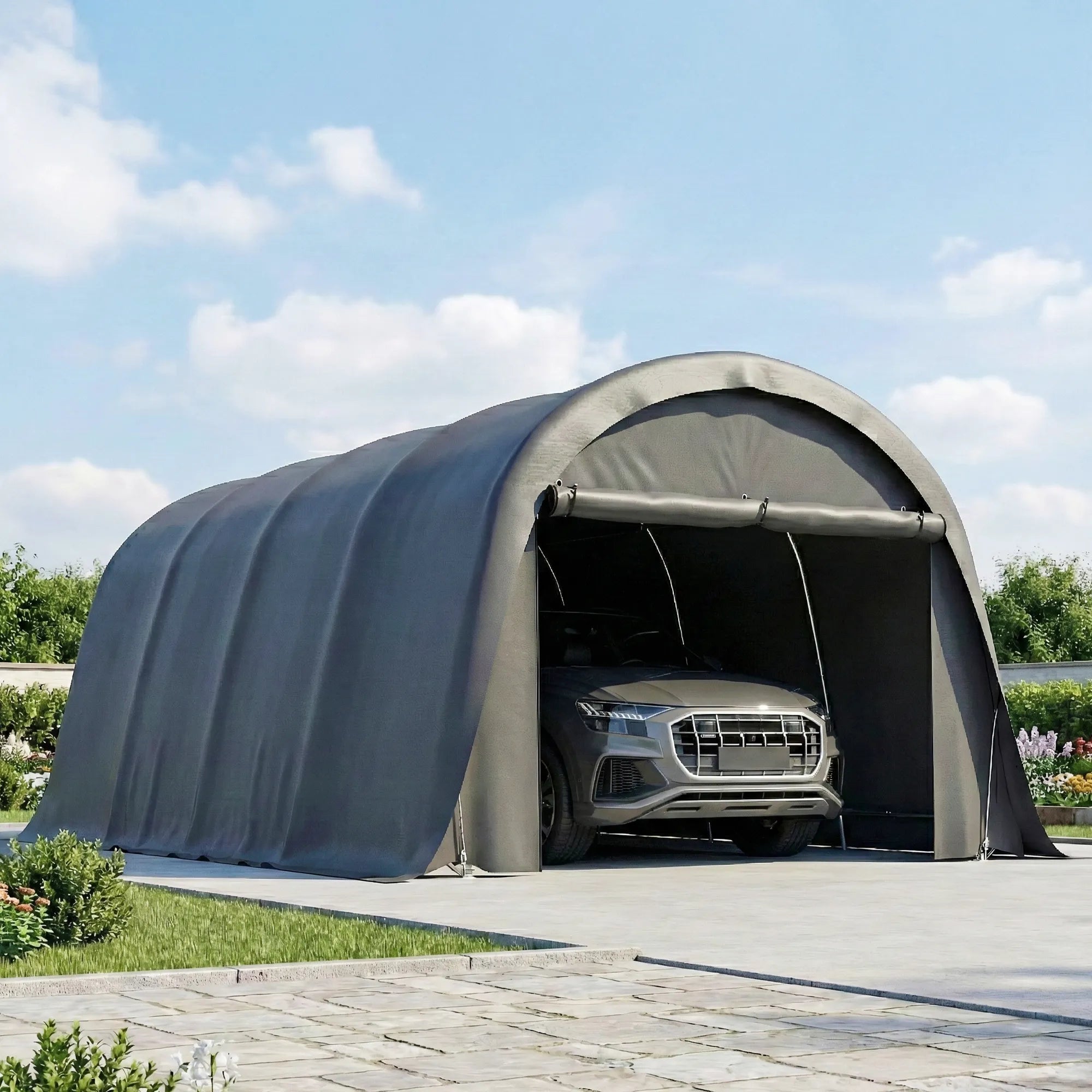 Pastogėje įvažiuotas sidabrinis automobilis, danguje matosi debesys