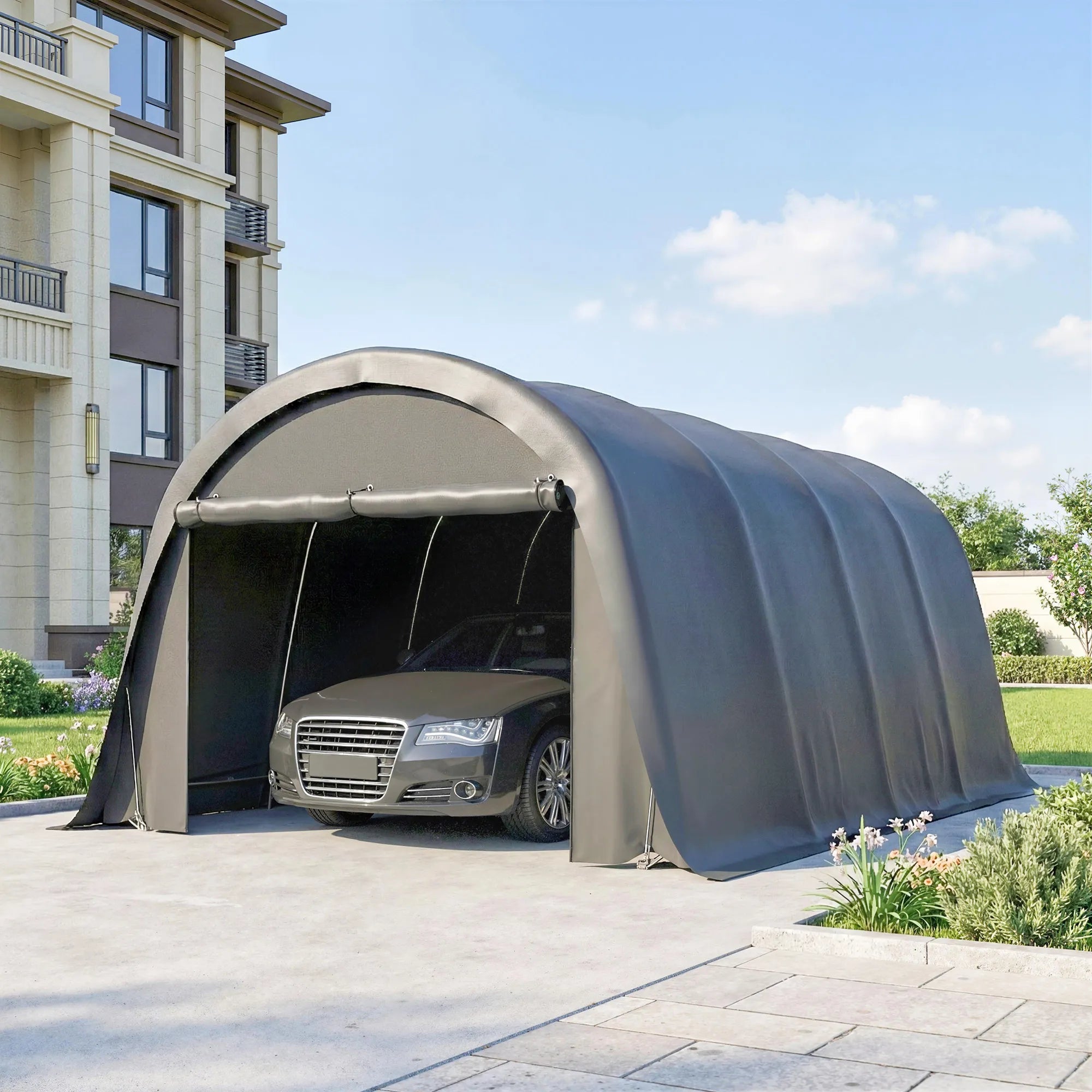 Tamsus automobilis pastogėje priešais daugiaaukštį pastatą