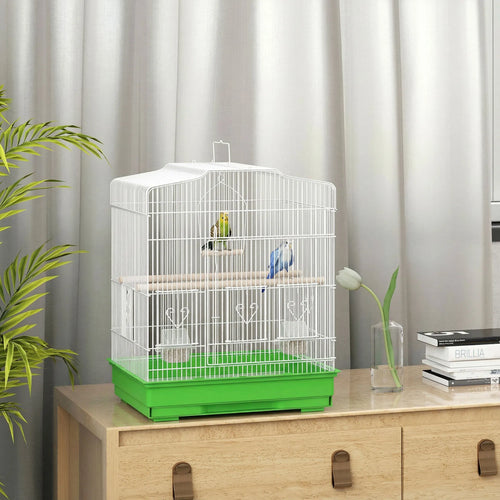 Du budgerigarai tupi narvelyje ant spintelės prie užuolaidos