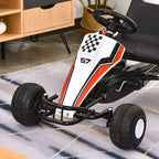 Baltas pedalinis kartingas, pastatytas ant kilimo gyvenamajame kambaryje