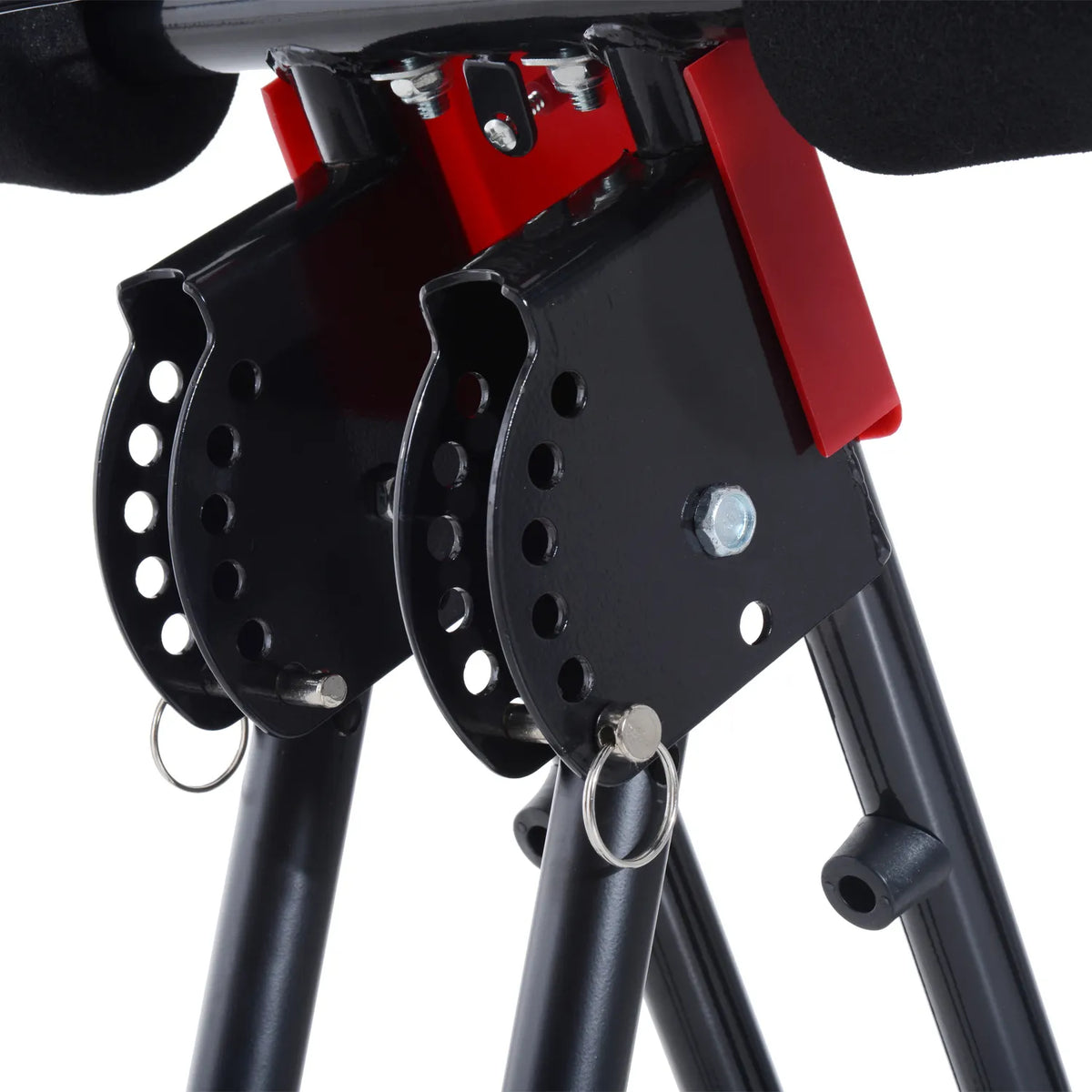 Pakojų tvirtinimo mechanizmo su skylėmis ir kaiščiais detalė iš arti