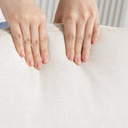 Artimas vaizdas rankų, tikrinančių minkšto fotelio audinio faktūrą
