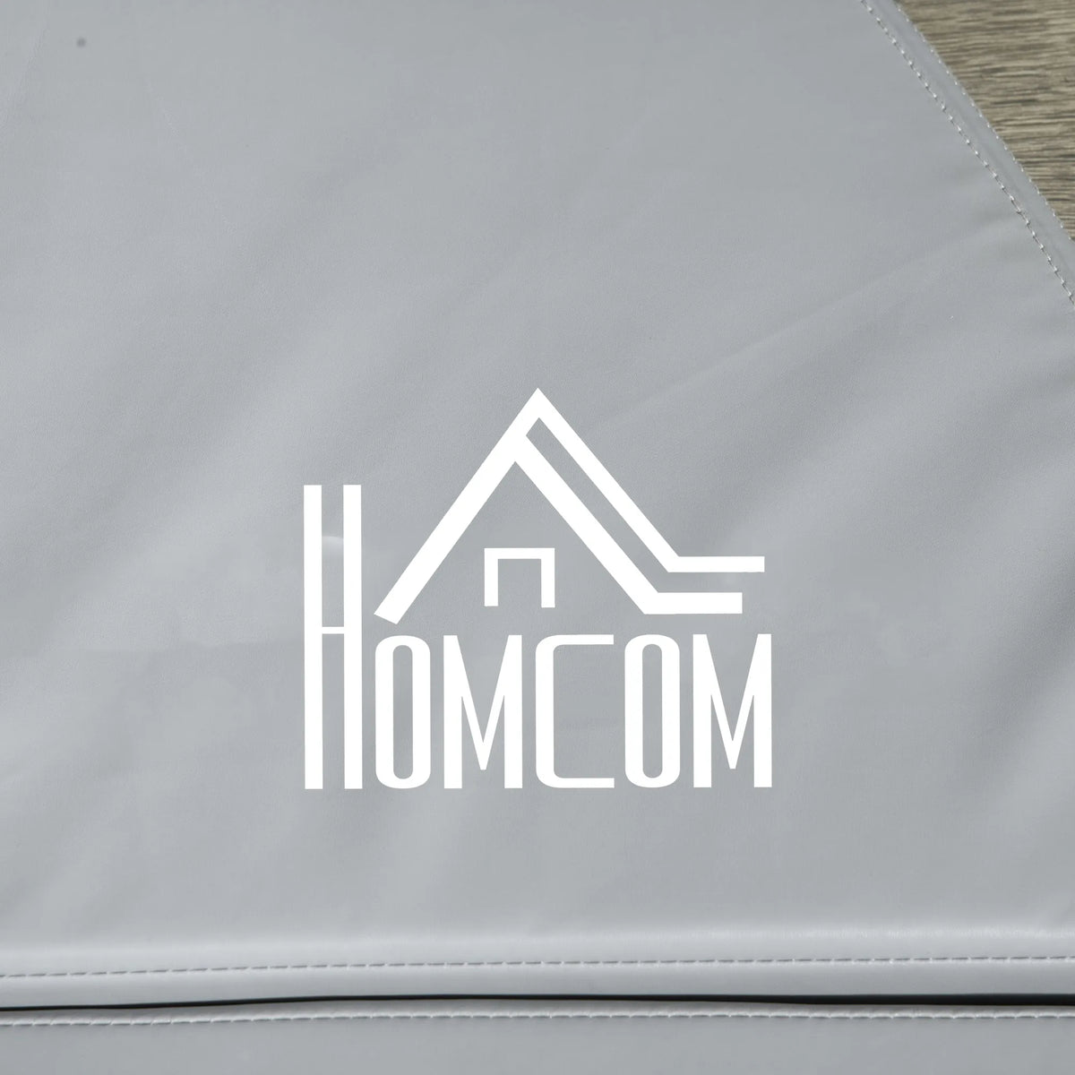 Kilimėlio paviršiaus kampas su siuvimo detalėmis ir logotipu