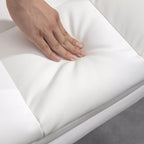 Baltos ergonominės biuro kėdės juosmens atramos aukščio reguliavimo detalė iš arti