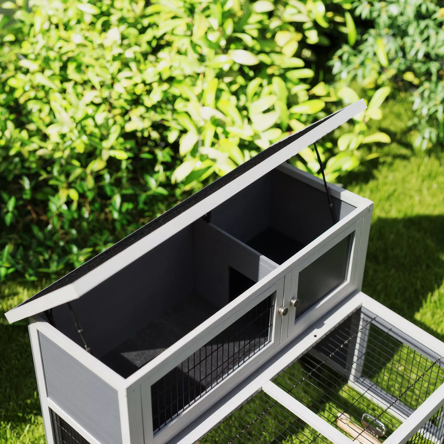 2 aukštų triušių narvas su atverčiamu stogu Triušių narvas iš masyvios medienos Žiemai pritaikytas dviejų aukštų namelis 122x95x93,5 cm Pilkos spalvos