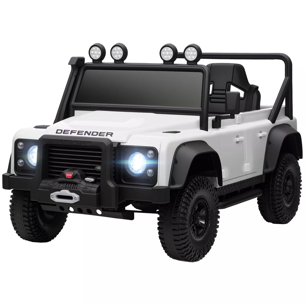 Baltas vaikiškas elektromobilis Land Rover Defender 110 SVX su atvirais durimis ant balto fono