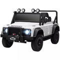 Baltas vaikiškas elektromobilis Land Rover Defender 110 SVX su atvirais durimis ant balto fono