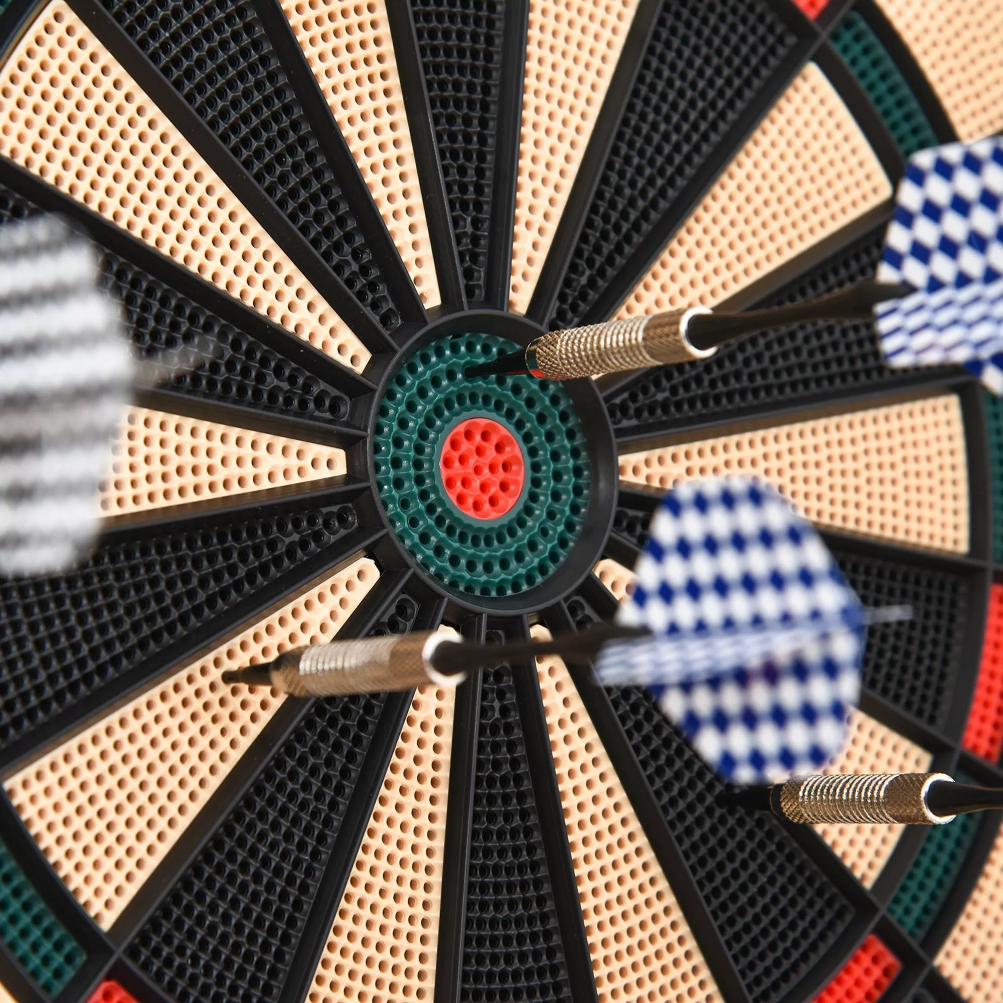 Elektroninis dartų taikinys su automatiniu taškų skaičiavimu Dartboard Dart-set su 6 dartais 30 dartų galvutėmis 26 žaidimais ir 185 taškų variantais 8 žaidėjams Garso efektai Juodas 44 x 39,5 x 2,2 cm