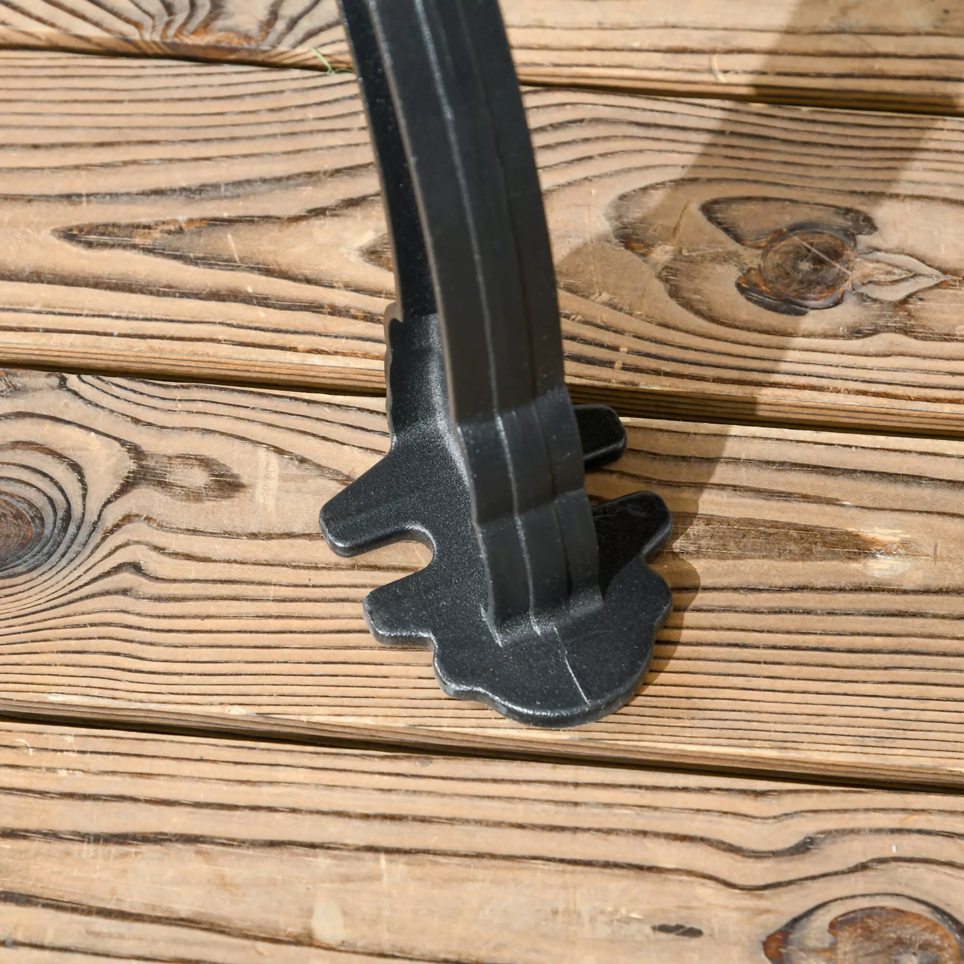 Suoliukas 2 asmenims, dekoratyvinės porankės, skirtas sodui ir terasai, lietas aliuminis + natūralus medis, 120 x 64 x 79 cm, tiko mediena