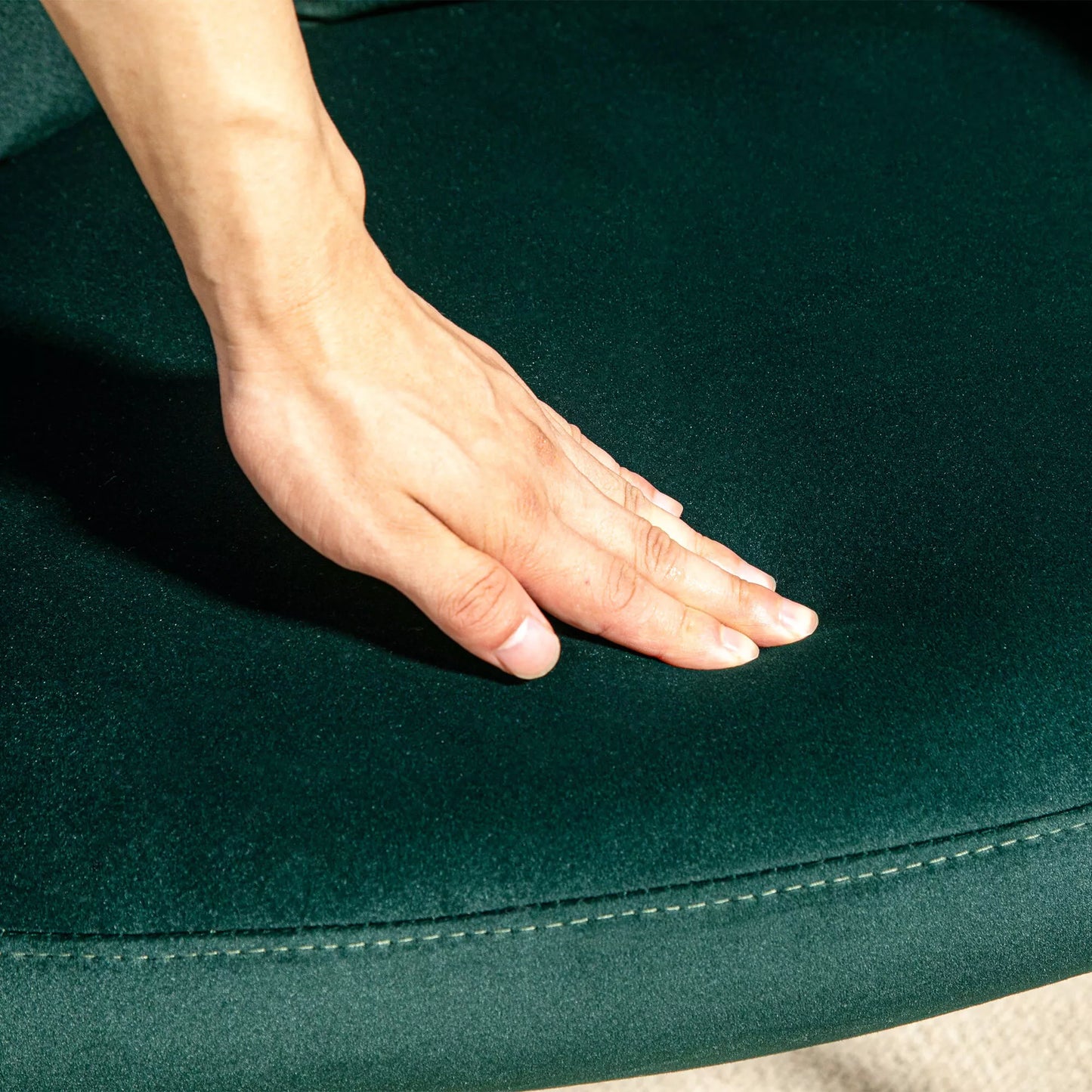 HOMCOM Apmušta kėdė, akcentinė kėdė, dekoratyvinis dygsniavimas, aksomo išvaizda, iki 120 kg, tamsiai žalia