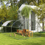 Mažų gyvūnų voljeras sode prie šiltnamio