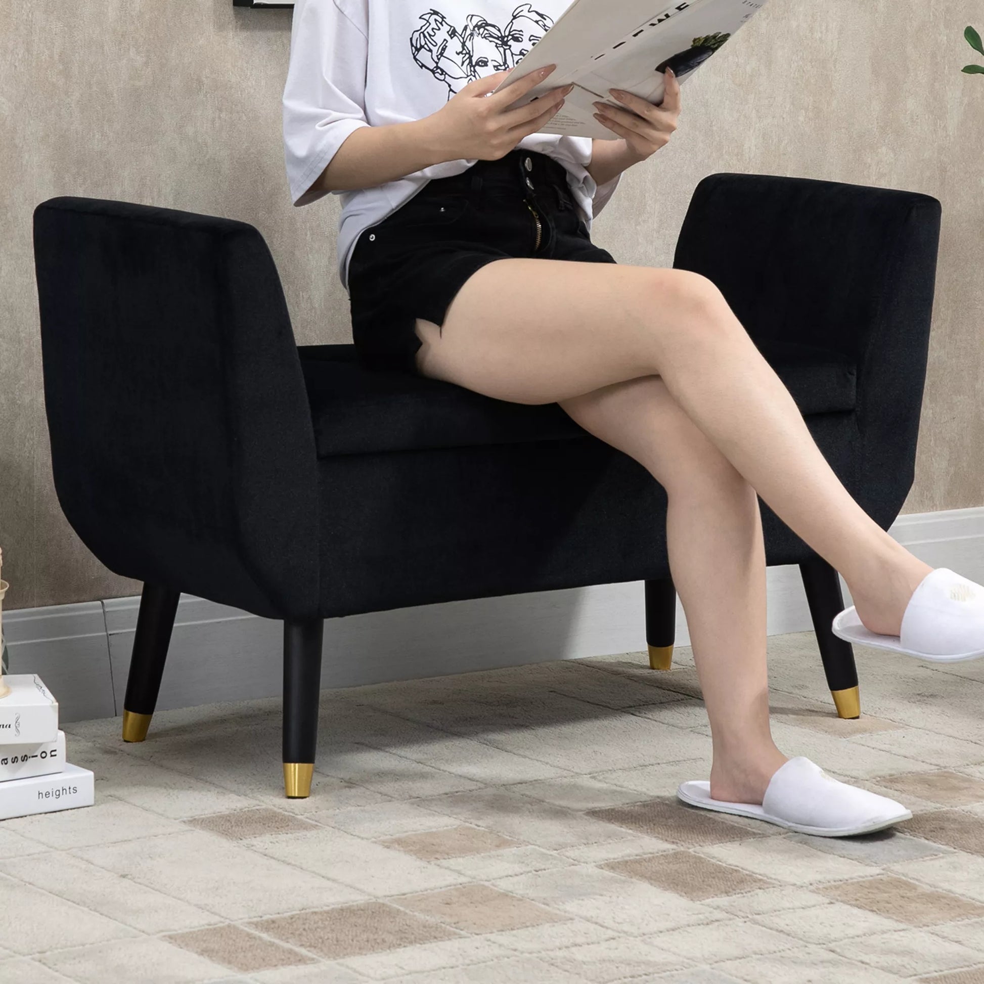 Sėdimoji su daiktų laikymo vieta, porankiais, aksominės išvaizdos, su medinėmis kojomis, skrynia su sėdimoji, skirta svetainei, miegamajam, prieškambariui, 107 x 42 x 65 cm, juoda