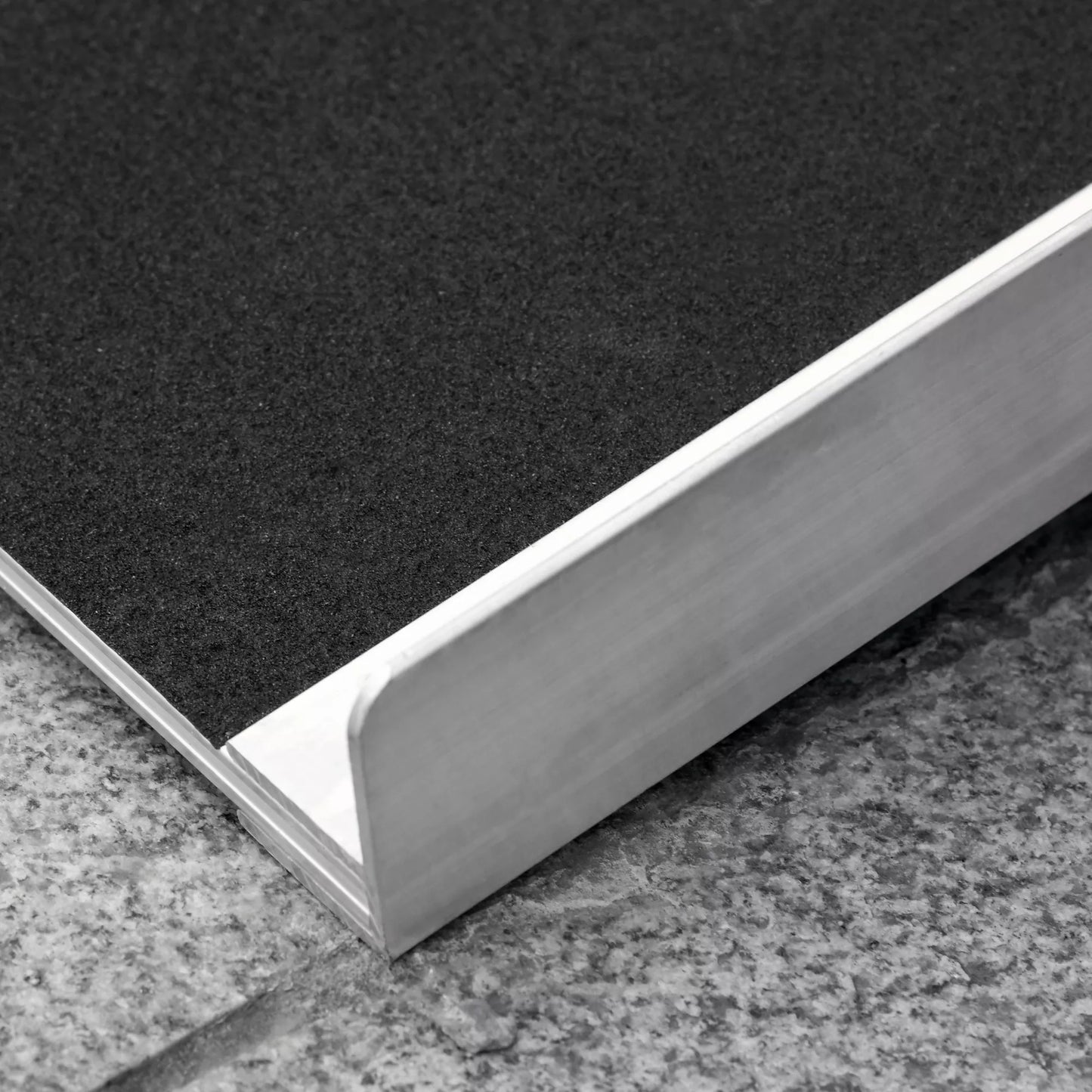 Vežimėlio rampa, įvažiavimo rampa, skirta vežimėliams ir ratoriams, sulankstoma, aliumininė, 270 kg keliamosios galios, juoda, 91 x 72 x 5 cm