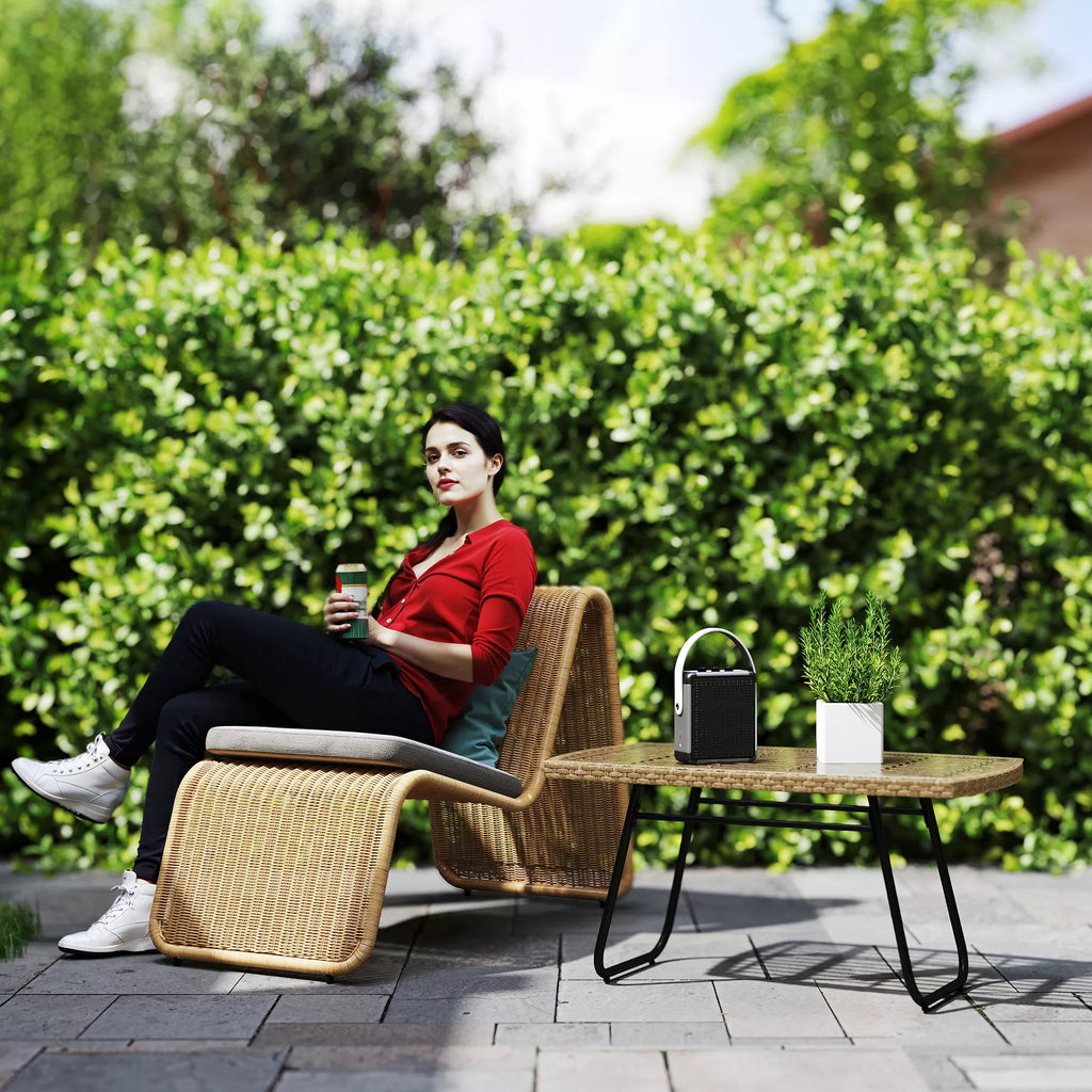 Polyrattan sodo stalas, 90 x 50 x 45 cm, atsparus UV spinduliams, pagalbinis stalas su stikliniu stalviršiu, natūralaus medžio