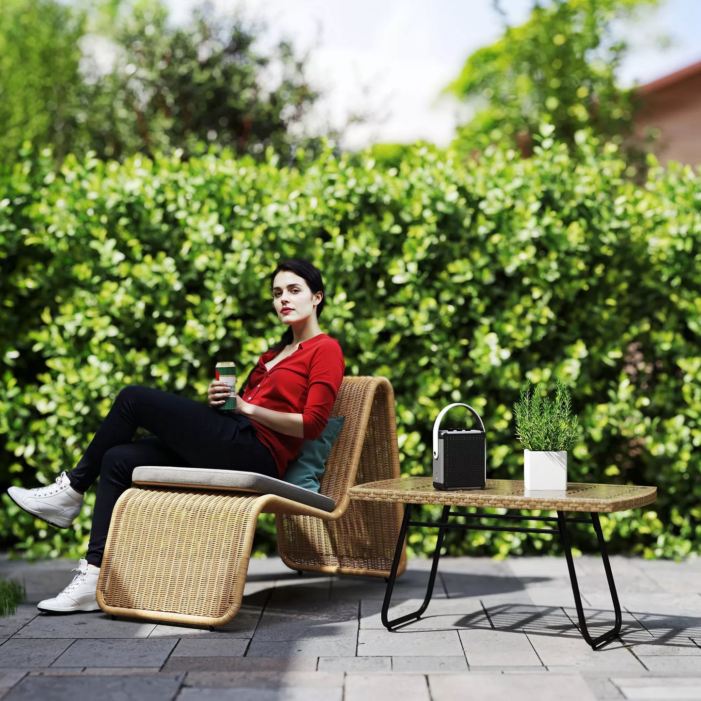 Polyrattan sodo stalas, 90 x 50 x 45 cm, atsparus UV spinduliams, pagalbinis stalas su stikliniu stalviršiu, natūralaus medžio