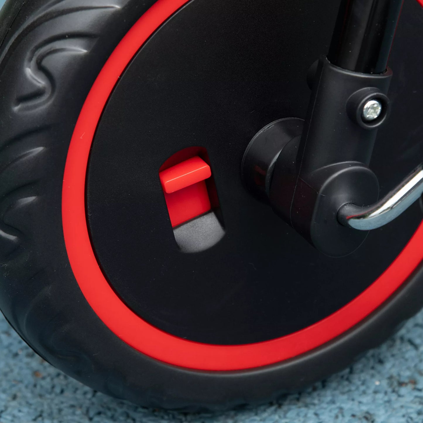 Vaikiškas triratis su juosmens diržu, 2 krepšeliais, aukščio reguliuojama sėdynė, metalinis rėmas, skirtas 2–5 metų vaikams, juodos ir raudonos spalvos.