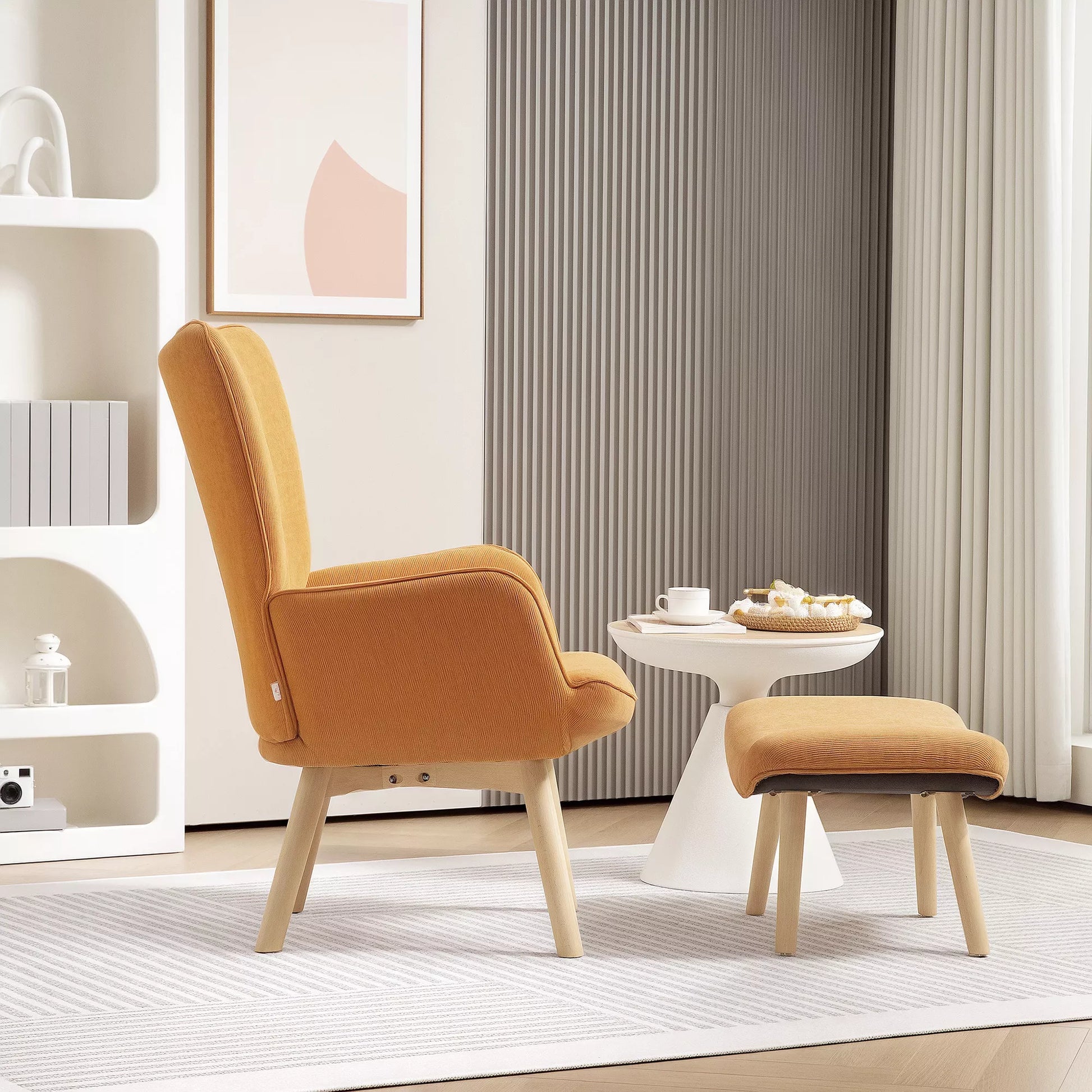 Akcentinis fotelis su taburete, poilsio fotelis su velveto apmušalu, fotelis su medinėmis kojomis, skirtas svetainei, rudos spalvos