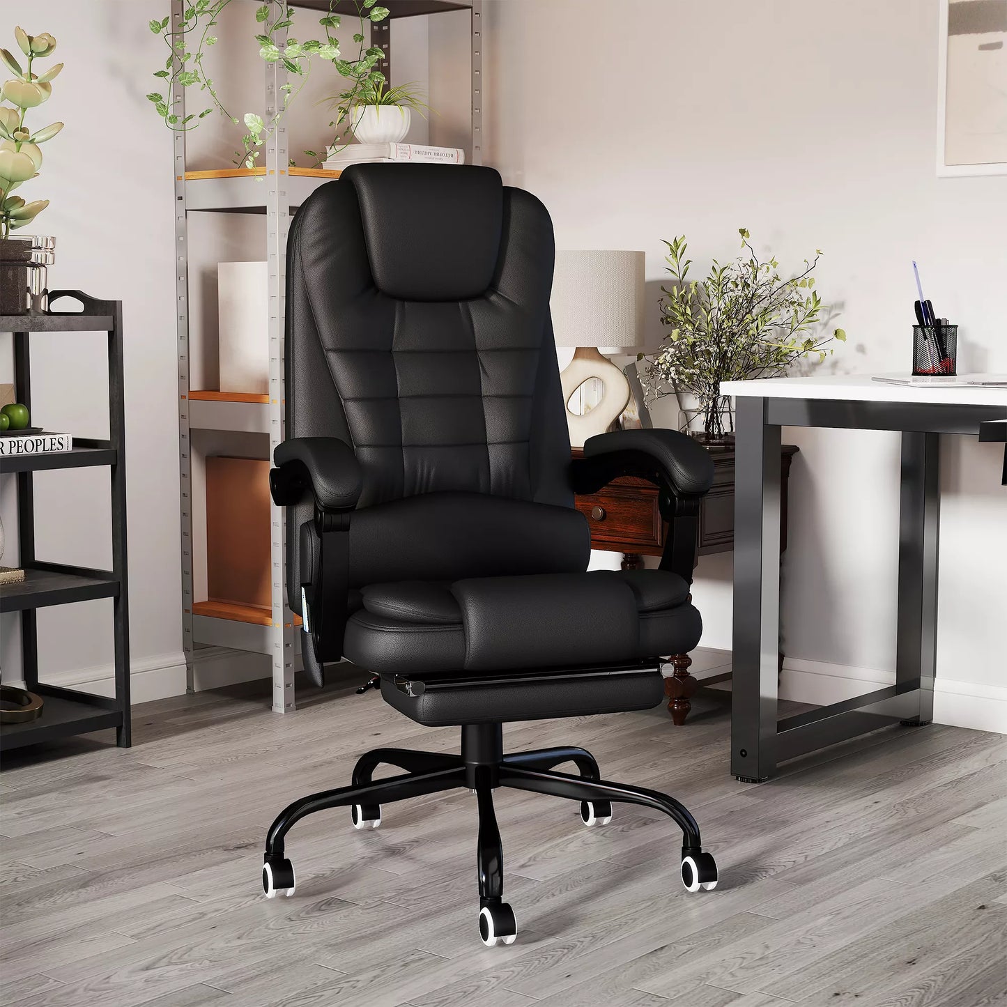 Biuro kėdė su 7 masažo taškais, pasukama, su reguliuojamu aukščiu ir integruota kojų atrama, 67 x 79 x 111-121 cm