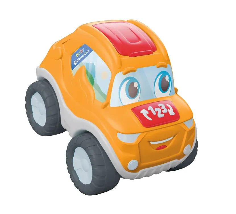 Žaislinio automobiliuko priekio vaizdas iš arti su skaičiais ant bamperio