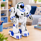 RC robotas stovi ant medinio stalo šviesiame vaikų kambaryje