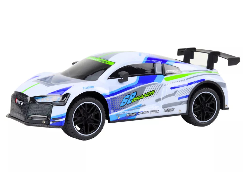 RC automobilis iš šono, matomas didelis galinis sparnas ir ratai