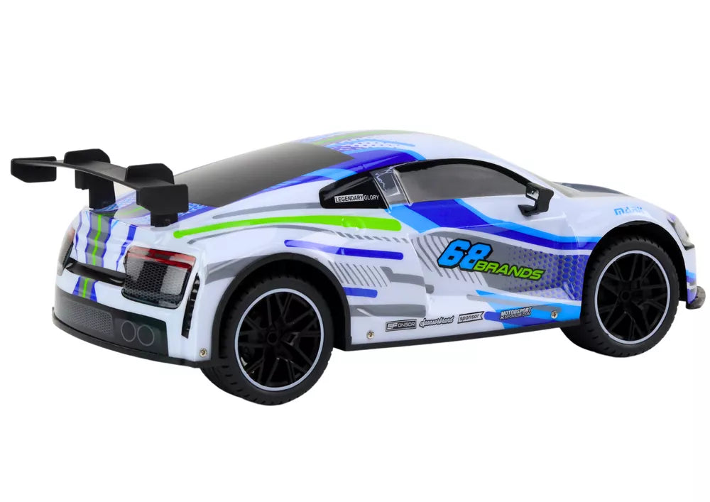 RC automobilio vaizdas iš galo, ryškiai matomas sparnas ir LED žibintai