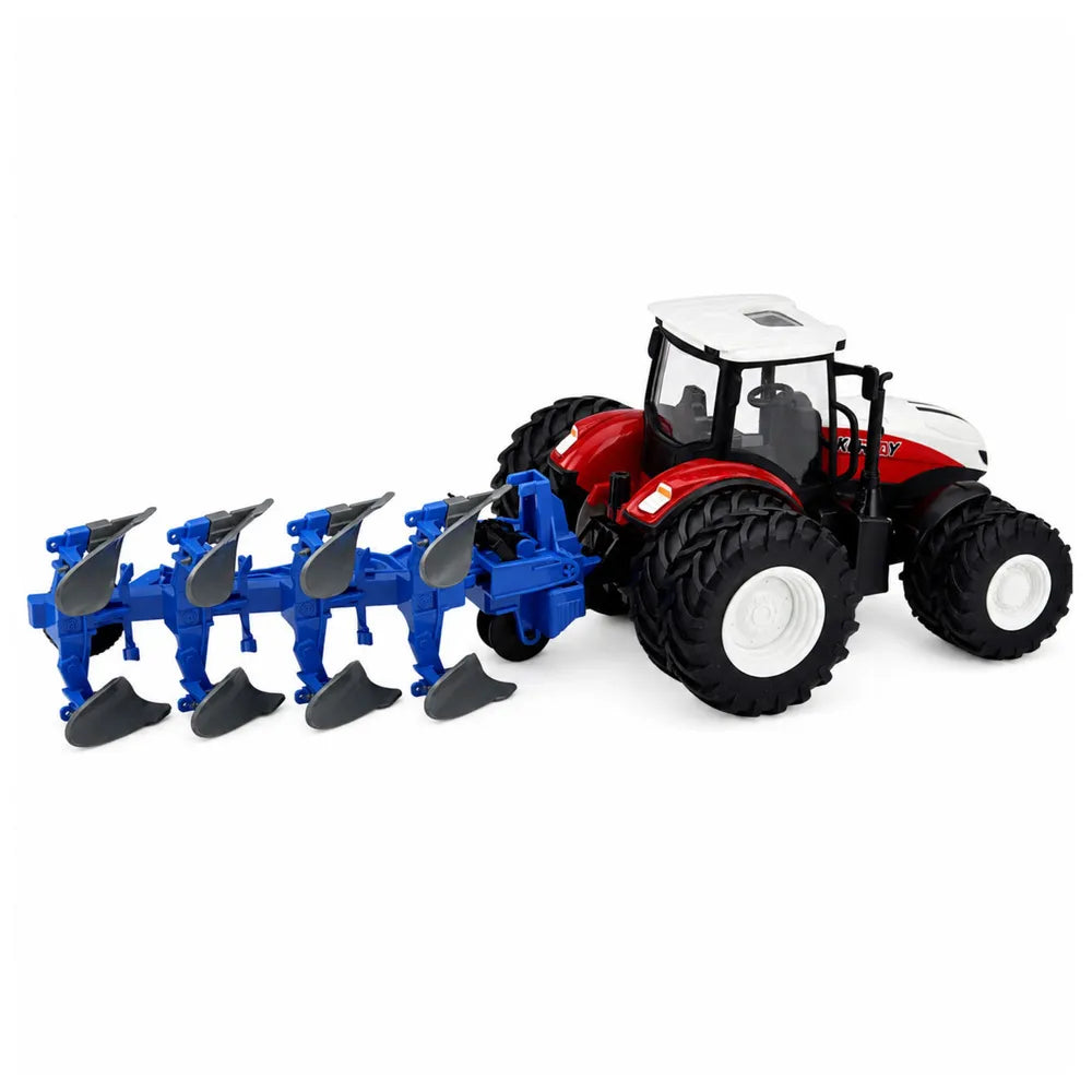 RC traktorius su keturvagiu plūgu iš kito kampo baltame fone