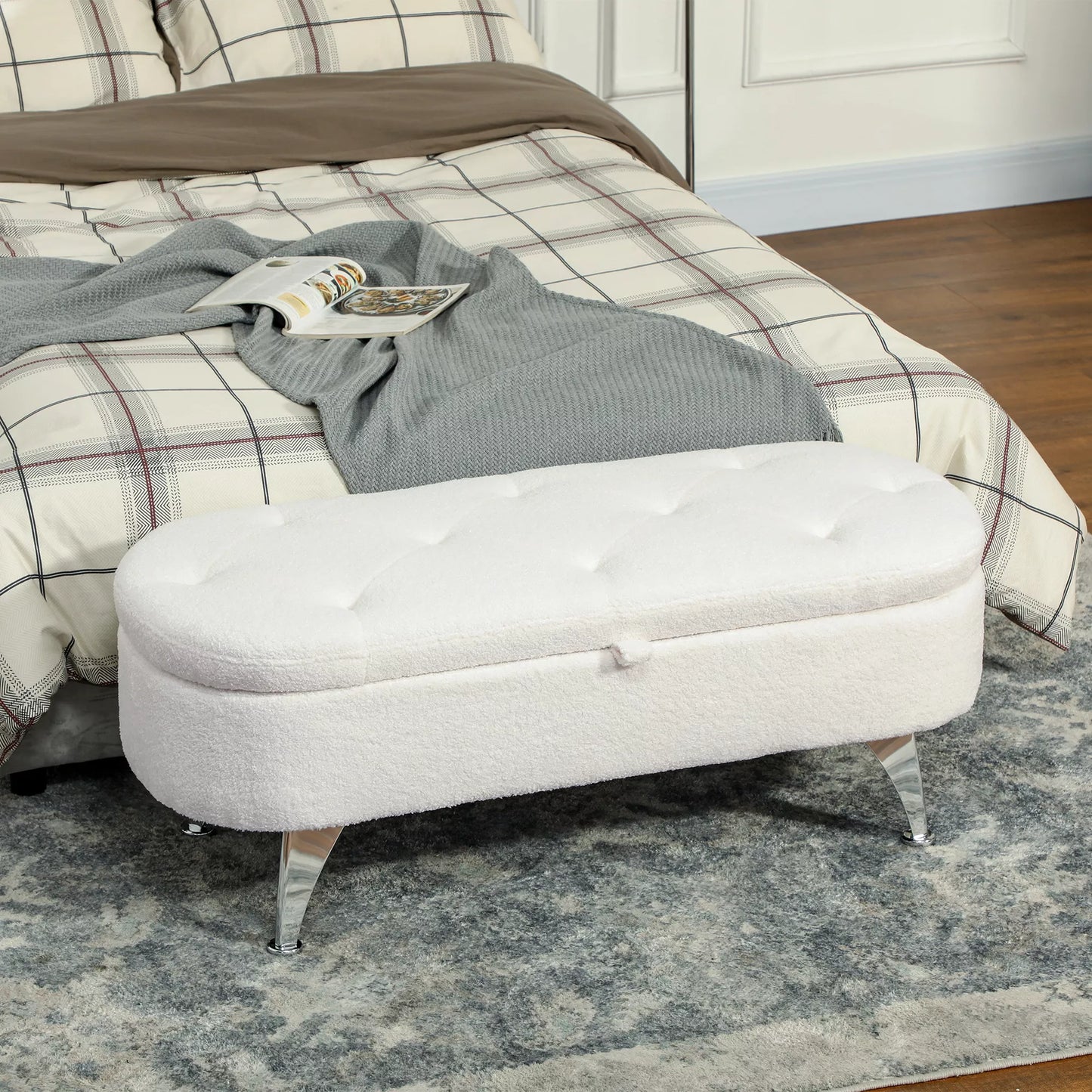 Balta suolynė su daiktadėže, dangčiu ir metalinėmis kojelėmis svetainei, miegamajam, koridoriui.