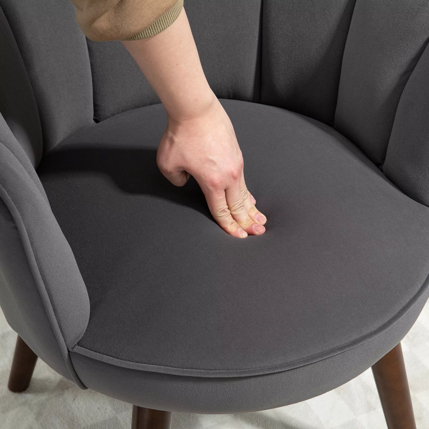 Svetainės fotelis, poilsio fotelis "Muzelės" formos, su medinėmis kojomis, paminkštintas fotelis skaitymui su aksomo išvaizda, paminkštinta kėdė miegamajam, tamsiai pilka