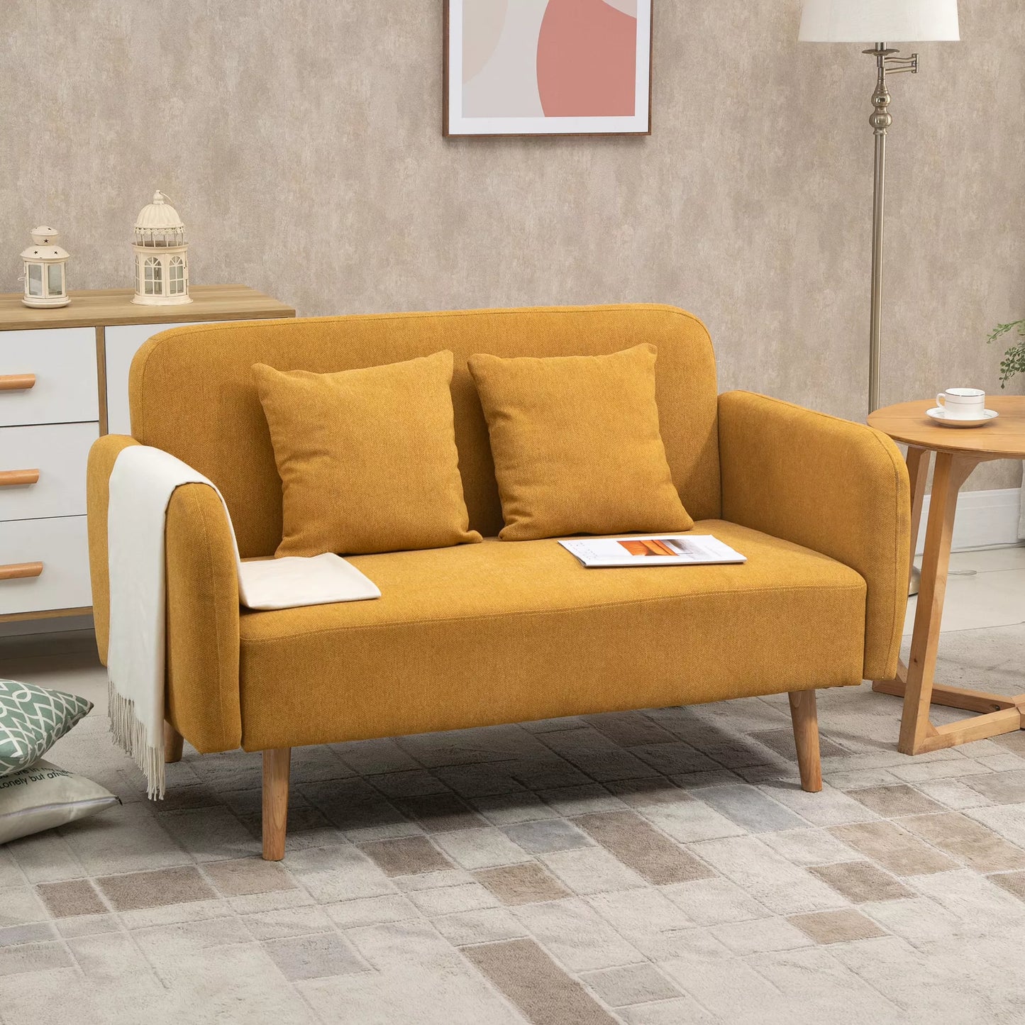 2 vietų sofa su 2 dekoratyvinėmis pagalvėlėmis, Mažas dvivietis fotelis su modernia aksomine apdaila, Tamsiai geltona 130 x 70 x 80 cm