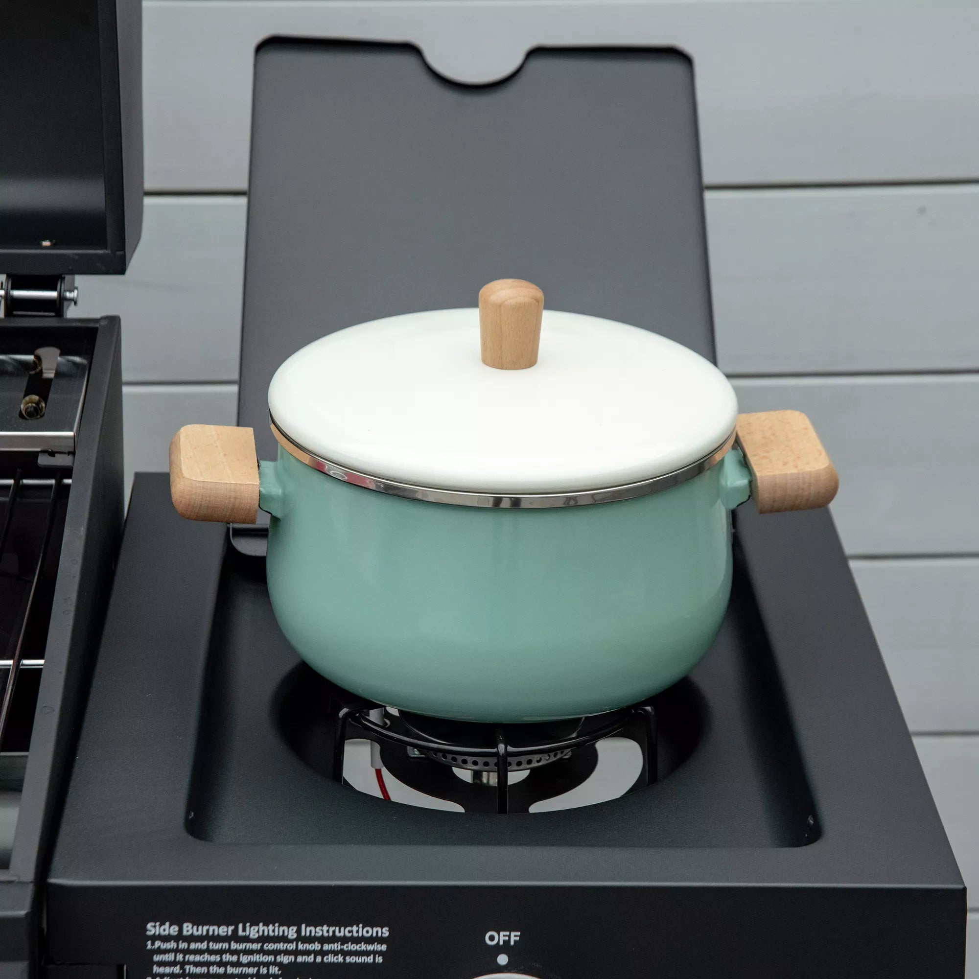 Dujinis grilis BBQ su 3 degikliais, kiekvienas po 3 kW Mobilus grilio vežimėlis su 4 ratais Grilio tinklelis Šoniniai stalai Slėgio mažintuvas Žarnos Spintelė Daugiafunkcinis Metalo Juodas 132,4 cm x 55 cm x 109 cm