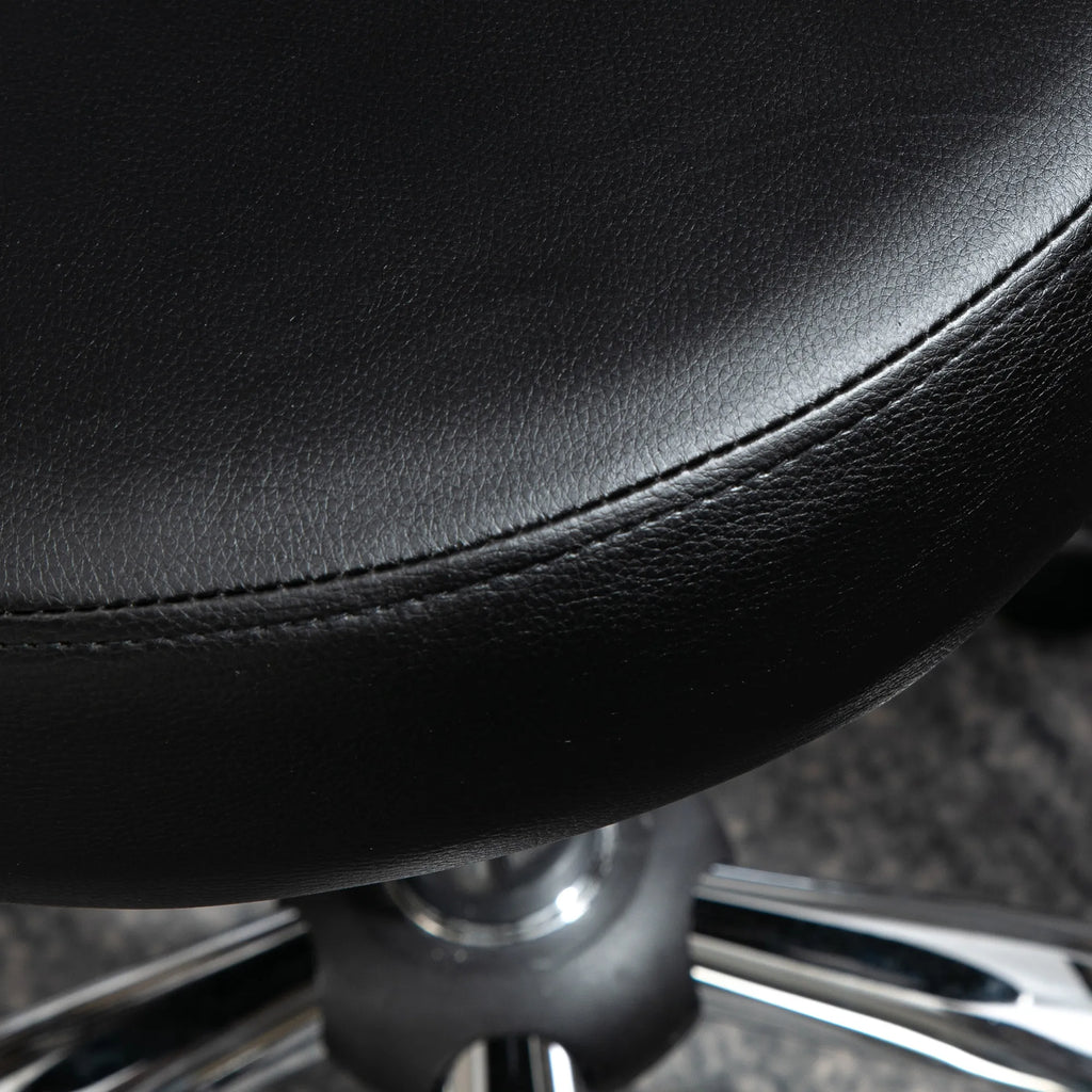 Taburetės sukimosi mechanizmo ir kojos detalė iš arti