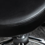 Taburetės sukimosi mechanizmo ir kojos detalė iš arti