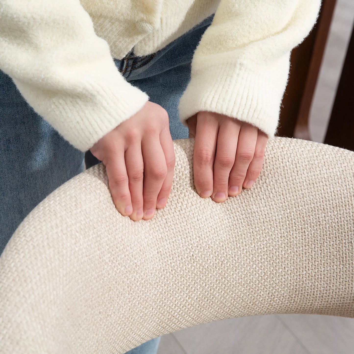 Valgomojo kėdė, audinys su lininio audinio išvaizda, lenktas atlošas, medinės kojelės, smėlio spalvos