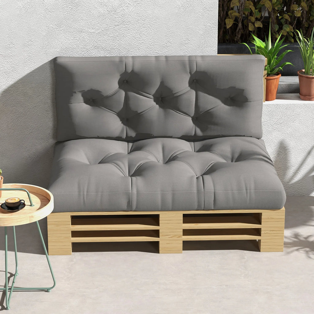 Palečių sofa su pilkomis pagalvėmis kieme šalia apvalaus kavos staliuko