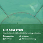 Paukštis matomas pro skaidrią žalio tinklelio šiltnamio plėvelę