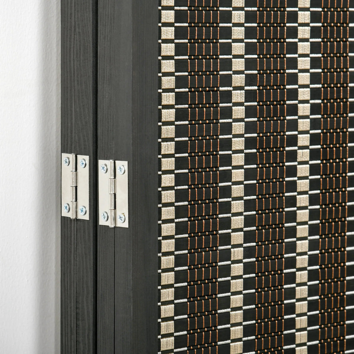 Pertvaros lakštų sujungimo vyrių ir pinto rašto detalė iš arti