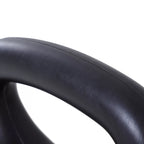 Artimas plano vaizdas į lygų kettlebell rankenos lanko paviršių